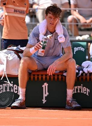 2026 French Open (Roland-Garros) - Day 5 PARIS, FRANCE - MAY 28: Jannik Sinner of Italy competes against Argentina s Juan Manuel Cerundolo (not seen) on day 5 of the French Open tennis tournament on Court Philippe-Chatrier at the Roland-Garros Complex in Paris on May 28, 2026. Mustafa Yalcin Anadolu Paris France. Editorial use only. Please get in touch for any other usage.  Copyright: x2026xAnadoluxMustafaxYalcinx