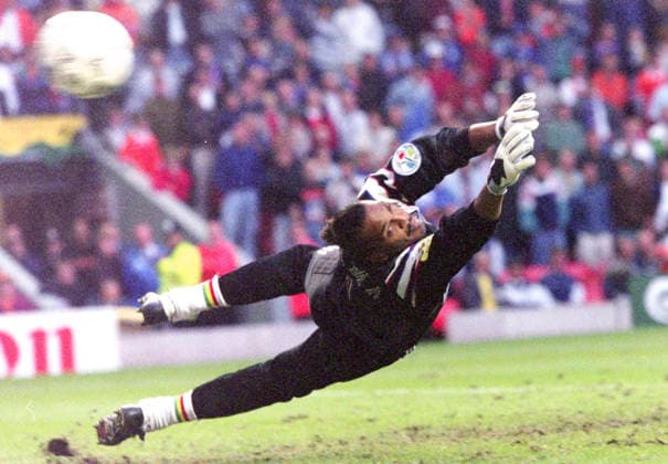 960622 Football, UEFA EURO, EM, Europameisterschaft,Fussball 1996 (England), Quarterfinal, France - Netherlands 5-4 (PSO): French goalkeeper Bernard Lama cannot save the fifth dutch penalty by Danny Blind during the penalty shootout. Photo: BILDBYRAN M023_11 M023_11 kvartsfinal frankrike holland 960614 dia bbeng 960622 em em96 em 96 em 1996 em1996 fotboll football soccer quarterfinal france v netherlands czechia euro uefa euro 1996 euro1996 euro96 european championships europamästerskap anfield liverpool june 22 1996 *** 960622 Football, Uefa EURO 1996 England , Quarterfinal, France Netherlands 5 4 PSO French goalkeeper Bernard Lama cannot save the fifth dutch penalty by Danny Blind during the penalty shootout Photo BILDBYRAN M023 11 M023 11 quarterfinal france holland 960614 dia bbeng 960622 em em96 em 96 em 1996 em1996 fotboll football soccer quarterfinal france v netherlands czechia euro uefa euro 1996 euro1996 euro96 european championships european championships anfield liverpool june 22 1996  Copyright: BILDBYRAN BB960622BB030