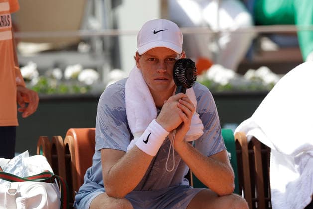 French Open - Jannik Sinner retires from the match, looks for shade, is forced to take repeated breaks, is having trouble coping with the heat, is using a fan to cool down during at the 2026 Roland-Garros tournament in Paris, FRANCE, on May 28 - 2026 Copyright: AntonioxBorga