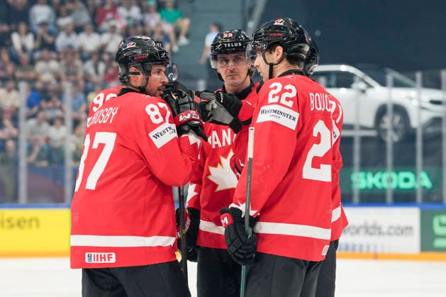 FRIBOURG, SWITZERLAND - MAY 28: L-R): Sidney Crosby of Canada, Mark Scheifele of Canada, Evan Bouchard of Canada talking during a video review during the 2026 IIHF Ice hockey, Eishockey World Championship, WM, Weltmeisterschaft Switzerland game between Canada and USA at BCF Arena on May 28, 2026 in Fribourg, Fribourg. Fribourg BCF Arena Fribourg Switzerland Copyright: xJustPictures.ch JarixPestelaccix jp-en-EuSpIm-JP6_JAR_Canada_USA_28May2026_00009