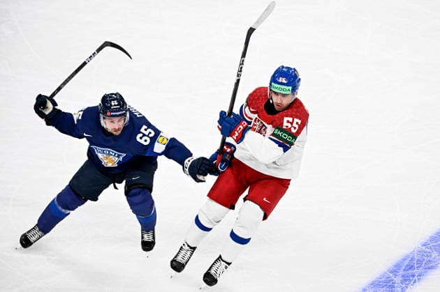 LKS 20260528 Sakari Manninen (L) of Finland vies with Libor Hajek of Czechia during the 2026 IIHF Ice hockey, Eishockey World Championships quarterfinal match between Finland and Czechia in Zurich on May 28, 2026. - RONI REKOMAA Zürich Switzerland 4YUUELoTbKw  Copyright: xRonixRekomaax 4YUUELoTbKw