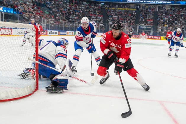 FRIBOURG, SWITZERLAND - MAY 28: Ryan O™reilly of Canada R) against goalkeeper Devin Cooley of United States L) during the 2026 IIHF Ice hockey, Eishockey World Championship, WM, Weltmeisterschaft Switzerland game between Canada and USA at BCF Arena on May 28, 2026 in Fribourg, Fribourg. Fribourg BCF Arena Fribourg Switzerland *** FRIBOURG, SWITZERLAND MAY 28 Ryan O™reilly of Canada R against goalkeeper Devin Cooley of United States L during the 2026 IIHF Ice Hockey World Championship Switzerland game between Canada and USA at BCF Arena on May 28, 2026 in Fribourg, Fribourg Fribourg BCF Arena Fribourg Switzerland Copyright: xJustPictures.ch JarixPestelaccix jp-en-EuSpIm-JP6_JAR_Canada_USA_28May2026_00036
