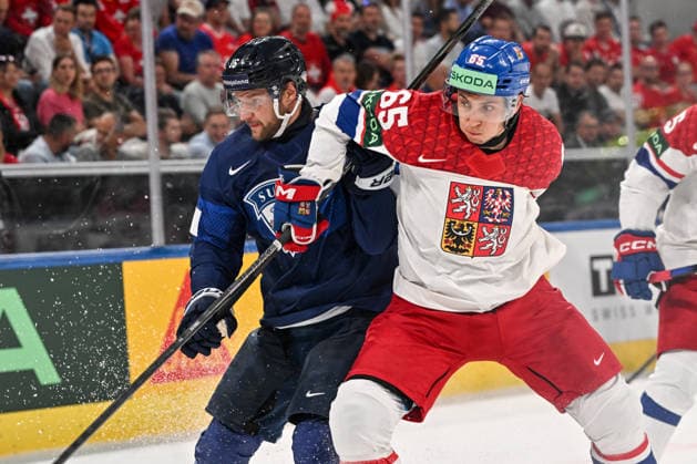 ZURICH, SWITZERLAND - MAY 28: Aleksander Barkov of Finland and Tomas Cibulka of Czechia in a battle for the puck during the 2026 IIHF Ice hockey, Eishockey World Championship, WM, Weltmeisterschaft Switzerland game between Finland and Czechia at Swiss Life Arena on May 28, 2026 in Zurich, Zurich. Zurich Swiss Life Arena Zurich Switzerland Copyright: xJustPictures.ch AndreaxBrancax jp-en-EuSpIm-JP7_ANB_FinCze_28052026_0209