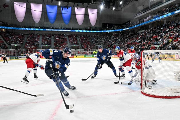 ZURICH, SWITZERLAND - MAY 28:Hannes Bjorninen of Finland L) plays the puck in front of goalkeeper Josef Korenar of Czechia during the 2026 IIHF Ice hockey, Eishockey World Championship, WM, Weltmeisterschaft Switzerland game between Finland and Czechia at Swiss Life Arena on May 28, 2026 in Zurich, Zurich. Zurich Swiss Life Arena Zurich Switzerland Copyright: xJustPictures.ch AndreaxBrancax jp-en-EuSpIm-JP7_ANB_FinCze_28052026_4383