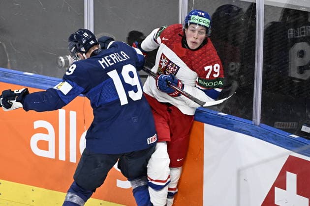 LKS 20260528 Waltteri Merelä of Finland (L) vies with Tomas Galvas of Czechia during the 2026 IIHF Ice hockey, Eishockey World Championships quarterfinal match between Finland and Czechia in Zurich on May 28, 2026. - RONI REKOMAA Zürich Switzerland 1Ggj0UB4KKA  Copyright: xRonixRekomaax 1Ggj0UB4KKA