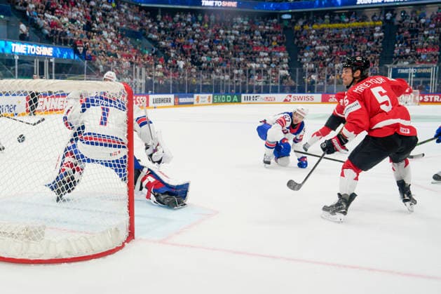 FRIBOURG, SWITZERLAND - MAY 28: goalkeeper Devin Cooley of United States L) can™t saves on Macklin Celebrini of Canada not showed) during the 2026 IIHF Ice hockey, Eishockey World Championship, WM, Weltmeisterschaft Switzerland game between Canada and USA at BCF Arena on May 28, 2026 in Fribourg, Fribourg. Fribourg BCF Arena Fribourg Switzerland Copyright: xJustPictures.ch JarixPestelaccix jp-en-EuSpIm-JP6_JAR_Canada_USA_28May2026_00058
