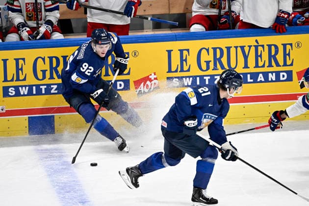 LKS 20260528 Patrik Puistola (R) of Finland gets going while teammate Lenni Hämeenaho controls the puck during the 2026 IIHF Ice hockey, Eishockey World Championships quarterfinal match between Finland and Czechia in Zurich on May 28, 2026. - RONI REKOMAA Zürich Switzerland vMQ6avHCj00  Copyright: xRonixRekomaax vMQ6avHCj00