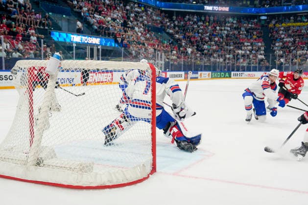 FRIBOURG, SWITZERLAND - MAY 28: Macklin Celebrini of Canada R) scores a PP goal against goalkeeper Devin Cooley of United States during the 2026 IIHF Ice hockey, Eishockey World Championship, WM, Weltmeisterschaft Switzerland game between Canada and USA at BCF Arena on May 28, 2026 in Fribourg, Fribourg. Fribourg BCF Arena Fribourg Switzerland Copyright: xJustPictures.ch JarixPestelaccix jp-en-EuSpIm-JP6_JAR_Canada_USA_28May2026_00056