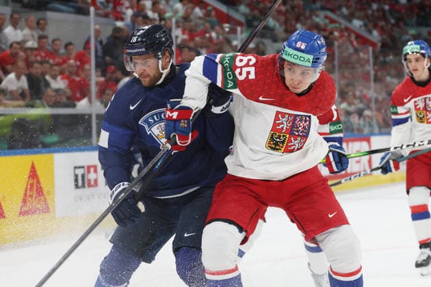 28.05.2026 Swiss Life Arena Zuerich , SCHWEIZ, Herren Eishockey IIHF World Championship, WM, Weltmeisterschaft Zurich 2026 Viertelfinal FIN - CZE Aleksander Barkov (li,FIN) gegen Tomas Cibulka (CZE)