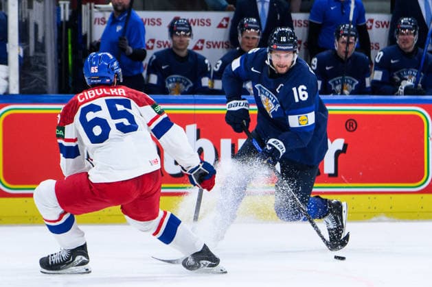 260528 Tomas Cibulka of Czech Republic and Alexander Barkov of Finland during the 2026 IIHF Ice hockey, Eishockey World Championship, WM, Weltmeisterschaft quarterfinal match between Finland and Czech Republic on May 28, 2026 in Zürich. Photo: Jesper Zerman BILDBYRAN kod JZ JZ0735 ishockey ice hockey ishockey-vm 2026 vm 2026 iihf world championship finland tjeckien czech republic bbeng finland Copyright: JESPERxZERMAN BB260528JZ062