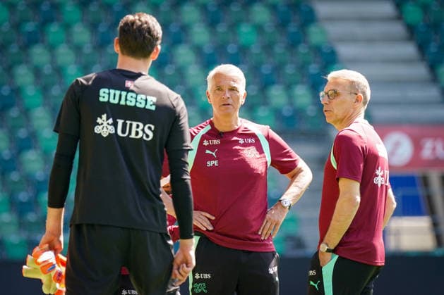 Schweiz: Fussball Schweizer Nationalmannschaft 2026, Training der Schweizer Nationalmannschaft - Kybunpark (St. Gallen): Sergio Ermotti (Group Chief Executive Officer, UBS) Peter Knäbel (Zentralpräsident, Schweizerischer Fussballverband) Gregor Kobel (Switzerland, 1) Copyright: xJOERANxSTEINSIEKx