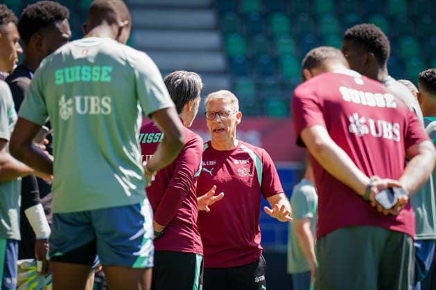 Schweiz: Fussball Schweizer Nationalmannschaft 2026, Training der Schweizer Nationalmannschaft - Kybunpark (St. Gallen): Peter Knäbel (Zentralpräsident, Schweizerischer Fussballverband) im Gespräch mit Murat Yakin (Trainer, Switzerland) und Team Copyright: xJOERANxSTEINSIEKx