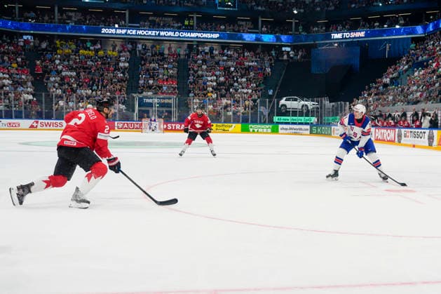 FRIBOURG, SWITZERLAND - MAY 28: Alex Steeves of United States R) in action during the 2026 IIHF Ice hockey, Eishockey World Championship, WM, Weltmeisterschaft Switzerland game between Canada and USA at BCF Arena on May 28, 2026 in Fribourg, Fribourg. Fribourg BCF Arena Fribourg Switzerland Copyright: xJustPictures.ch JarixPestelaccix jp-en-EuSpIm-JP6_JAR_Canada_USA_28May2026_00133