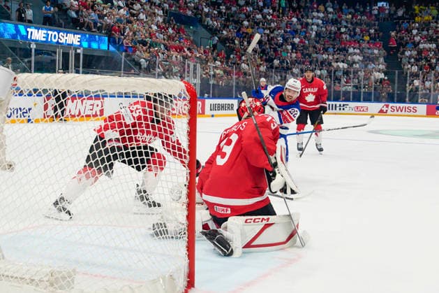 FRIBOURG, SWITZERLAND - MAY 28: goalkeeper Jet Greaves of Canada R) saves on Isaac Howard of United States C) during the 2026 IIHF Ice hockey, Eishockey World Championship, WM, Weltmeisterschaft Switzerland game between Canada and USA at BCF Arena on May 28, 2026 in Fribourg, Fribourg. Fribourg BCF Arena Fribourg Switzerland Copyright: xJustPictures.ch JarixPestelaccix jp-en-EuSpIm-JP6_JAR_Canada_USA_28May2026_00134