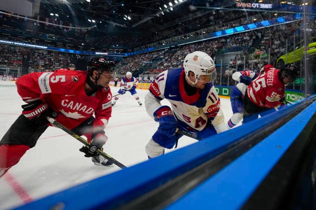 FRIBOURG, SWITZERLAND - MAY 28: Oliver Moore of United States 2nd L) and Ryan Leonard of United States 2nd R) fight at the band against Denton Mateychuk of Canada L) and Mark Scheifele of Canada R)during the 2026 IIHF Ice hockey, Eishockey World Championship, WM, Weltmeisterschaft Switzerland game between Canada and USA at BCF Arena on May 28, 2026 in Fribourg, Fribourg. Fribourg BCF Arena Fribourg Switzerland Copyright: xJustPictures.ch JarixPestelaccix jp-en-EuSpIm-JP6_JAR_Canada_USA_28May2026_00152