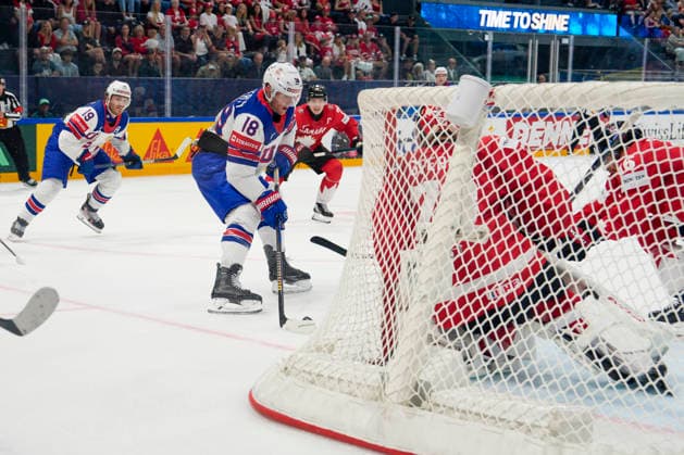 FRIBOURG, SWITZERLAND - MAY 28: Sam Lafferty of United States 2nd R) against goalkeeper Jet Greaves of Canada during the 2026 IIHF Ice hockey, Eishockey World Championship, WM, Weltmeisterschaft Switzerland game between Canada and USA at BCF Arena on May 28, 2026 in Fribourg, Fribourg. Fribourg BCF Arena Fribourg Switzerland Copyright: xJustPictures.ch JarixPestelaccix jp-en-EuSpIm-JP6_JAR_Canada_USA_28May2026_00165