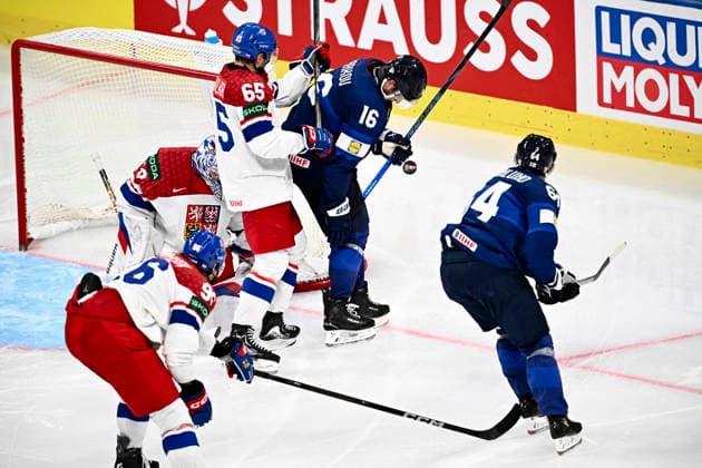 LKS 20260528 Tomas Cibulka (C) and David Tomasek (L) of Czechia defend against Aleksander Barkov (C) and Mikael Granlund (R) of Finland during the 2026 IIHF Ice hockey, Eishockey World Championships quarterfinal match between Finland and Czechia in Zurich on May 28, 2026. - RONI REKOMAA Zürich Switzerland PonniAsQUvI  Copyright: xRonixRekomaax PonniAsQUvI
