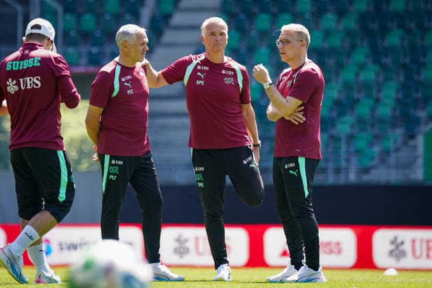 Schweiz: Fussball Schweizer Nationalmannschaft 2026, Training der Schweizer Nationalmannschaft - Kybunpark (St. Gallen): Sergio Ermotti (Group Chief Executive Officer, UBS) Peter Knäbel (Zentralpräsident, Schweizerischer Fussballverband) Pierluigi Tami (Direktor Nationalteams, Schweizerischer Fussballverband) Copyright: xJOERANxSTEINSIEKx