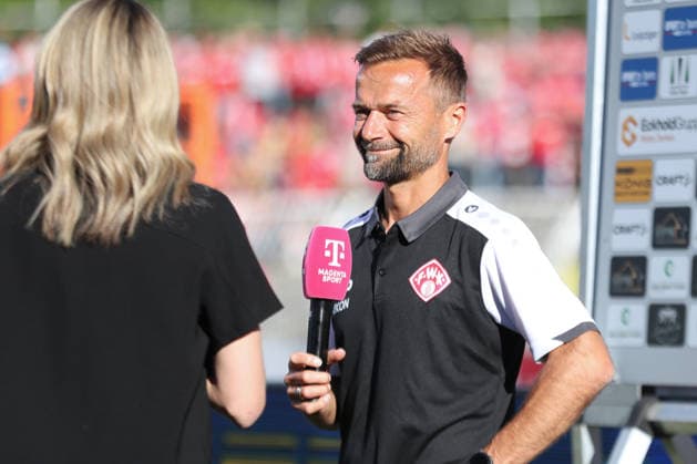 Relegationsspiel um Aufstieg in 3. Liga: 1. FC Lok Leipzig vs. Würzburger Kickers, 28.05.2026 Trainer Michael Schiele (Würzburger Kickers) im TV-Interview von Magenta Fußball, Regionalliga Nordost und Bayern, Saison 2025 2026, Hinspiel der Relegation um den Aufstieg in die 3. Liga: 1. FC Lok Leipzig vs. FC Würzburger Kickers am 28.05.2026 im Bruno-Plache-Stadion, Leipzig. DFL REGULATIONS PROHIBIT ANY USE OF PHOTOGRAPHS AS IMAGE SEQUENCES AND OR QUASI-VIDEO. Copyright: xBEAUTIFULxSPORTS JanxKaeferx