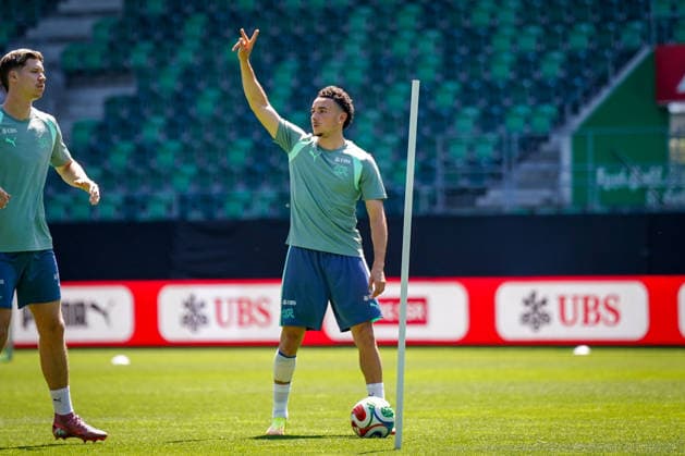 Schweiz: Fussball Schweizer Nationalmannschaft 2026, Training der Schweizer Nationalmannschaft - Kybunpark (St. Gallen): Ruben Vargas (Switzerland, 17) Geste, Gestik Copyright: xJOERANxSTEINSIEKx