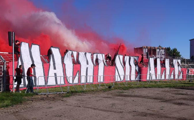 Leipzig, 28.05.2026, Bruno-Plache-Stadion, Fußball, Aufstiegspiele um den Aufstieg zut 3.Liga , Hinspiel , 1.FC Lokomotive Leipzig vs. Würzburger Kickers , Im Bild; Fans von Kickers Würzburg. , Nur zur redaktionellen Nutzung. Only editorial use! NOFV DFB regulations prohibit any use of photographs as image sequences and or quasi-video. ,