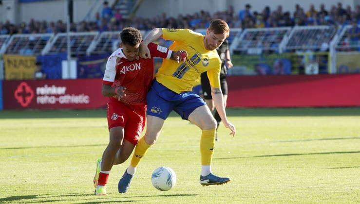 28.05.2026, xfsx, Herren, Fussball, Saison 2025 2026, Aufstiegsspiele zur 3. Liga, Play-Offs: 1. FC Lokomtive Leipzig - FC Wuerzburger Kickers v.li.: Jermain Nischalke (FC Wuerzburger Kickers), Lukas Wilton (1. FC Lokomotive Leipzig) Leipzig Bruno-Plache-Stadion Sachsen Deutschland