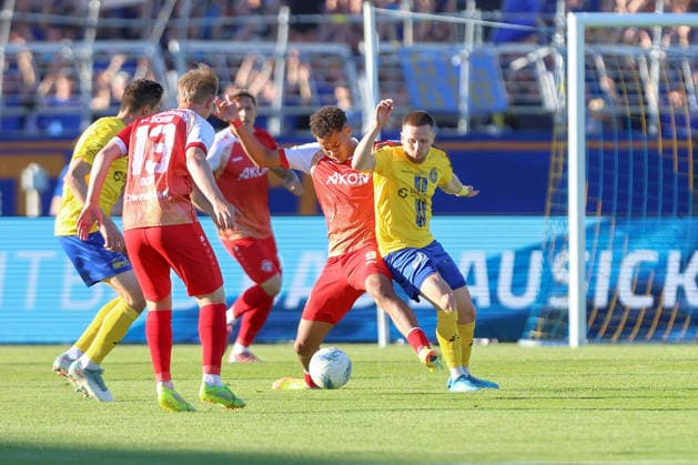 28.05.2026, xtgx, Fussball Aufstiegsspiele zur 3. Liga, 1. FC Lokomotive Leipzig - FC Würzburger Kickers, v.l. w9, Dorian Cevis (Lok Leipzig, 22) Zweikampf, Duell, Kampf, tackle (DFL DFB REGULATIONS PROHIBIT ANY USE OF PHOTOGRAPHS as IMAGE SEQUENCES and or QUASI-VIDEO) Leipzig