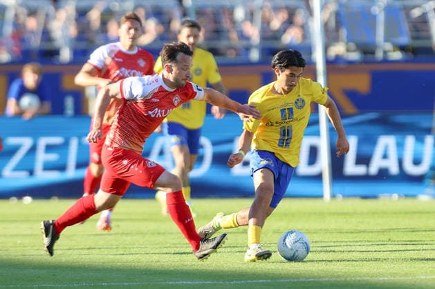 28.05.2026, xtgx, Fussball Aufstiegsspiele zur 3. Liga, 1. FC Lokomotive Leipzig - FC Würzburger Kickers, v.l. Peter Kurzweg (Würzburg, 16) Eren Öztürk (Lok Leipzig, 30) Zweikampf, Duell, Kampf, tackle (DFL DFB REGULATIONS PROHIBIT ANY USE OF PHOTOGRAPHS as IMAGE SEQUENCES and or QUASI-VIDEO) Leipzig