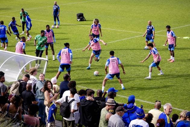 NOORDWIJK - Players and spectators during a training session of the Curacao national team, Nationalteam The players are preparing for the World Cup at SJC Noordwijk under the leadership of national coach Dick Advocaat. ROBIN VAN LONKHUIJSEN ANP xVIxANPxSportx xxANPxIVx 559536856 originalFilename: 559536856.jpg