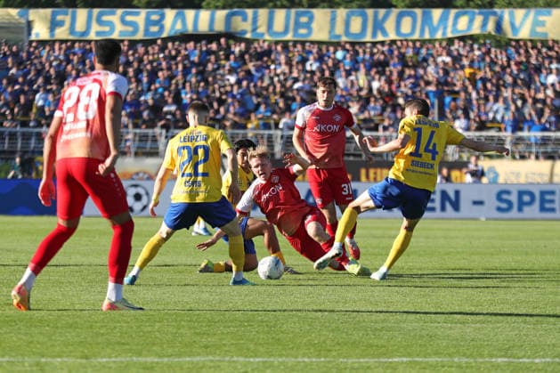 Relegationsspiel um Aufstieg in 3. Liga: 1. FC Lok Leipzig vs. Würzburger Kickers, 28.05.2026 Philipp Ochs (13, Würzburger Kickers) geht zu Boden im intensiven Kampf um den Ball. Fußball, Regionalliga Nordost und Bayern, Saison 2025 2026, Hinspiel der Relegation um den Aufstieg in die 3. Liga: 1. FC Lok Leipzig vs. FC Würzburger Kickers am 28.05.2026 im Bruno-Plache-Stadion, Leipzig. DFL REGULATIONS PROHIBIT ANY USE OF PHOTOGRAPHS AS IMAGE SEQUENCES AND OR QUASI-VIDEO. Copyright: xBEAUTIFULxSPORTS JanxKaeferx