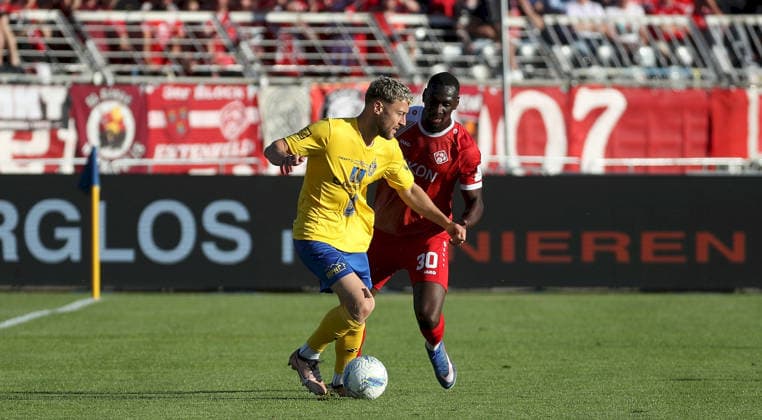 28.05.2026, xfsx, Herren, Fussball, Saison 2025 2026, Aufstiegsspiele zur 3. Liga, Play-Offs: 1. FC Lokomtive Leipzig - FC Wuerzburger Kickers v.li.: David Groezinger (1. FC Lokomotive Leipzig), Tarsis Bonga (FC Wuerzburger Kickers) Leipzig Bruno-Plache-Stadion Sachsen Deutschland