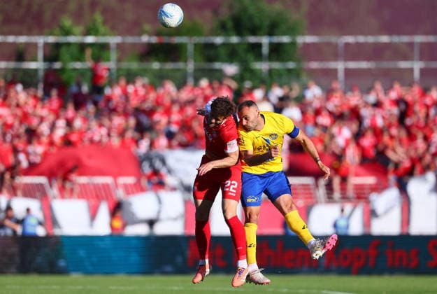 Lok Leipzig - Wuerzburg Aufstiegsspiel 3.Liga Leipzig, 28.05.2026, Bruno-Plache-Stadion,Fußball, HIN Aufstiegsspiel zur 3. Liga , 1. FC LOK LEIPZIG vs. FWK WÜRZBURGER KICKERS , Im Bild v.l.: Daniel Hägele Haegele (22, Würzburg) und Djamal Ziane (13, Lok) ,