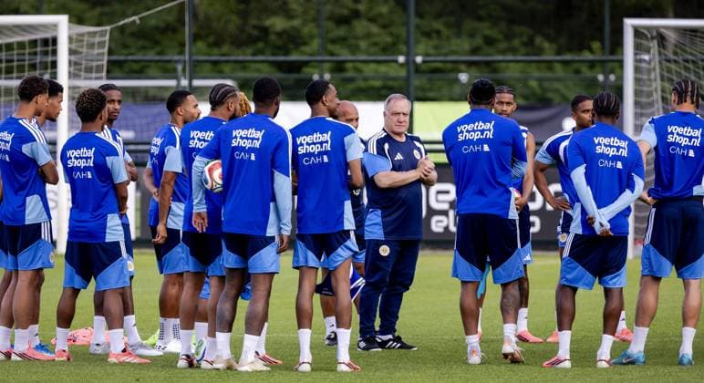 NOORDWIJK - National coach Dick Advocaat and his players during a training session of the Curacao national team, Nationalteam The players are preparing for the World Cup at SJC Noordwijk under the guidance of national coach Dick Advocaat. ROBIN VAN LONKHUIJSEN ANP xVIxANPxSportx xxANPxIVx 559537465 originalFilename: 559537465.jpg