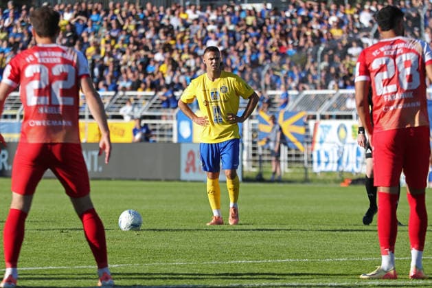 Relegationsspiel um Aufstieg in 3. Liga: 1. FC Lok Leipzig vs. Würzburger Kickers, 28.05.2026 Farid Abderrahmane (8, Lok Leipzig) steht beim Freistoß. Fußball, Regionalliga Nordost und Bayern, Saison 2025 2026, Hinspiel der Relegation um den Aufstieg in die 3. Liga: 1. FC Lok Leipzig vs. FC Würzburger Kickers am 28.05.2026 im Bruno-Plache-Stadion, Leipzig. DFL REGULATIONS PROHIBIT ANY USE OF PHOTOGRAPHS AS IMAGE SEQUENCES AND OR QUASI-VIDEO. Copyright: xBEAUTIFULxSPORTS JanxKaeferx