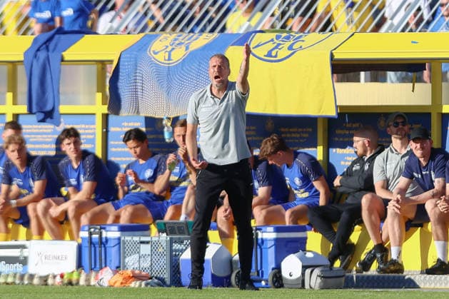 28.05.2026, xtgx, Fussball Aufstiegsspiele zur 3. Liga, 1. FC Lokomotive Leipzig - FC Würzburger Kickers, v.l. Jochen Seitz (Lok Leipzig, Trainer) gibt Anweisungen, gestikuliert mit den Armen, gesticulate, gives instructions (DFL DFB REGULATIONS PROHIBIT ANY USE OF PHOTOGRAPHS as IMAGE SEQUENCES and or QUASI-VIDEO) Leipzig