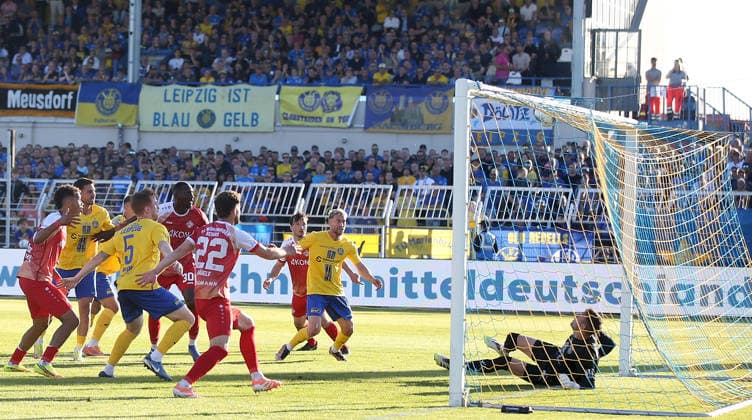 28.05.2026, xfsx, Herren, Fussball, Saison 2025 2026, Aufstiegsspiele zur 3. Liga, Play-Offs: 1. FC Lokomtive Leipzig - FC Wuerzburger Kickers v.li.: Tarsis Bonga (FC Wuerzburger Kickers), Andreas Naumann (1. FC Lokomotive Leipzig), die Latte rettet Leipzig Bruno-Plache-Stadion Sachsen Deutschland