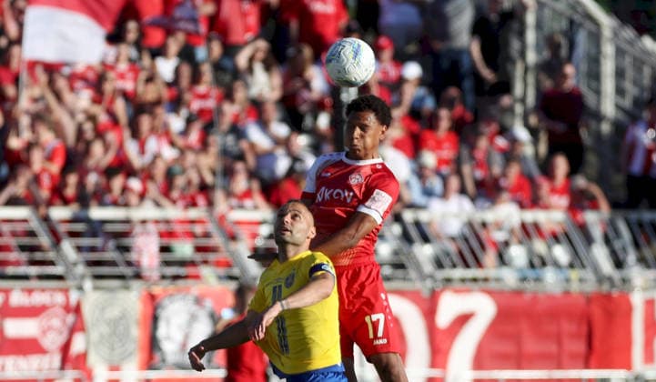 28.05.2026, xfsx, Herren, Fussball, Saison 2025 2026, Aufstiegsspiele zur 3. Liga, Play-Offs: 1. FC Lokomtive Leipzig - FC Wuerzburger Kickers v.li.: Djamal Ziane (1. FC Lokomotive Leipzig), Liam Omore (FC Wuerzburger Kickers) Leipzig Bruno-Plache-Stadion Sachsen Deutschland
