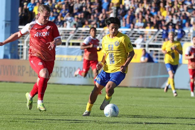 Relegationsspiel um Aufstieg in 3. Liga: 1. FC Lok Leipzig vs. Würzburger Kickers, 28.05.2026 Eren Öztürk (30, Lok Leipzig) am Ball. Fußball, Regionalliga Nordost und Bayern, Saison 2025 2026, Hinspiel der Relegation um den Aufstieg in die 3. Liga: 1. FC Lok Leipzig vs. FC Würzburger Kickers am 28.05.2026 im Bruno-Plache-Stadion, Leipzig. DFL REGULATIONS PROHIBIT ANY USE OF PHOTOGRAPHS AS IMAGE SEQUENCES AND OR QUASI-VIDEO. Copyright: xBEAUTIFULxSPORTS JanxKaeferx