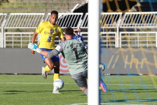 Relegationsspiel um Aufstieg in 3. Liga: 1. FC Lok Leipzig vs. Würzburger Kickers, 28.05.2026 Ayodele Adetula (11, Lok Leipzig) taucht gefährlich vor Torwart Johann Hipper (1, Würzburger Kickers) auf. Fußball, Regionalliga Nordost und Bayern, Saison 2025 2026, Hinspiel der Relegation um den Aufstieg in die 3. Liga: 1. FC Lok Leipzig vs. FC Würzburger Kickers am 28.05.2026 im Bruno-Plache-Stadion, Leipzig. DFL REGULATIONS PROHIBIT ANY USE OF PHOTOGRAPHS AS IMAGE SEQUENCES AND OR QUASI-VIDEO. Copyright: xBEAUTIFULxSPORTS JanxKaeferx