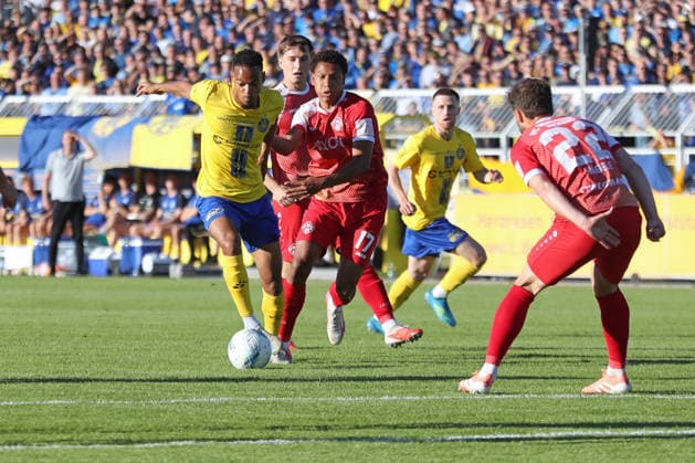 Relegationsspiel um Aufstieg in 3. Liga: 1. FC Lok Leipzig vs. Würzburger Kickers, 28.05.2026 Ayodele Adetula (11, Lok Leipzig) vor Liam Omore (17, Würzburger Kickers) am Ball. Fußball, Regionalliga Nordost und Bayern, Saison 2025 2026, Hinspiel der Relegation um den Aufstieg in die 3. Liga: 1. FC Lok Leipzig vs. FC Würzburger Kickers am 28.05.2026 im Bruno-Plache-Stadion, Leipzig. DFL REGULATIONS PROHIBIT ANY USE OF PHOTOGRAPHS AS IMAGE SEQUENCES AND OR QUASI-VIDEO. Copyright: xBEAUTIFULxSPORTS JanxKaeferx
