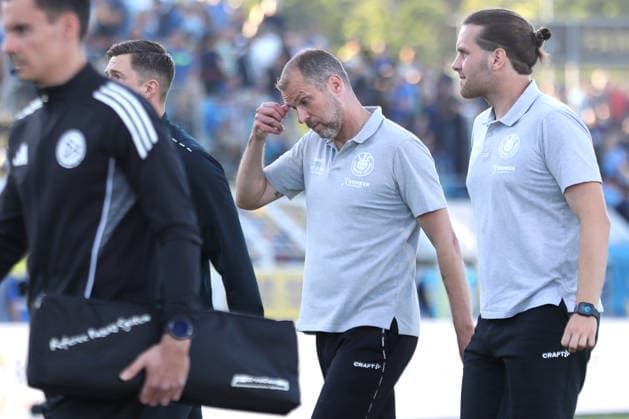 Relegationsspiel um Aufstieg in 3. Liga: 1. FC Lok Leipzig vs. Würzburger Kickers, 28.05.2026 Cheftrainer Jochen Seitz (Lok Leipzig) kratzt sich nachdenklich am Kopf. Fußball, Regionalliga Nordost und Bayern, Saison 2025 2026, Hinspiel der Relegation um den Aufstieg in die 3. Liga: 1. FC Lok Leipzig vs. FC Würzburger Kickers am 28.05.2026 im Bruno-Plache-Stadion, Leipzig. DFL REGULATIONS PROHIBIT ANY USE OF PHOTOGRAPHS AS IMAGE SEQUENCES AND OR QUASI-VIDEO. Copyright: xBEAUTIFULxSPORTS JanxKaeferx