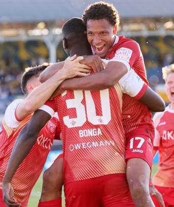 Leipzig, 28.05.2026, Bruno-Plache-Stadion, Fußball, Aufstiegspiele um den Aufstieg zut 3.Liga , Hinspiel , 1.FC Lokomotive Leipzig vs. Würzburger Kickers , Im Bild; Tor für Kickers Würzburg. Liam Omore (17, Würzburg) trifft per Kopf zum 0:1 und jubelt mit den Teamkollegen. , Nur zur redaktionellen Nutzung. Only editorial use. NOFV DFB regulations prohibit any use of photographs as image sequences and or quasi-video. , *** Leipzig, 28 05 2026, Bruno Plache Stadion, Fußball, Aufstiegspiele um den Aufstieg zut 3 Liga , Hinspiel , 1 FC Lokomotive Leipzig vs Würzburger Kickers , Im Bild Tor für Kickers Würzburg Liam Omore 17, Würzburg trifft per Kopf zum 0 1 und jubiert mit den Teamkollegen , Nur zur redaktionellen Nutzung Only editorial use NOFV DFB regulations prohibit any use of photographs as image sequences and or quasi video , Picture Point