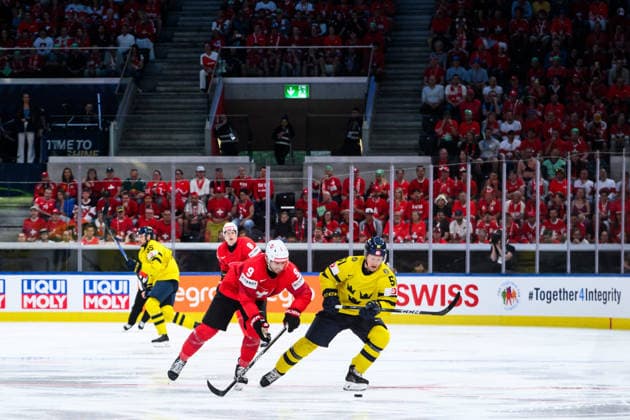 260528 Damien Riat of Switzerland and Emil Heineman of Sweden during the 2026 IIHF Ice hockey, Eishockey World Championship, WM, Weltmeisterschaft quarterfinal match between Switzerland and Sweden on May 28, 2026 in Zürich. Photo: Jesper Zerman BILDBYRAN kod JZ JZ0733 ishockey ice hockey ishockey-vm 2026 vm 2026 iihf world championship kvartsfinal quarterfinal quarterfinals switzerland schweiz sverige sweden bbeng Copyright: JESPERxZERMAN BB260528JZ095