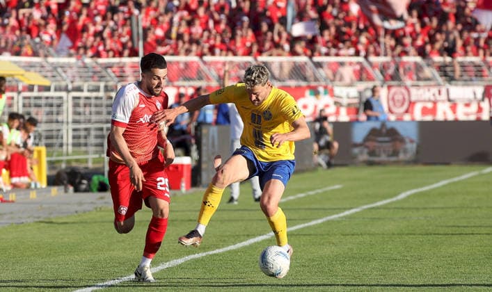 28.05.2026, xfsx, Herren, Fussball, Saison 2025 2026, Aufstiegsspiele zur 3. Liga, Play-Offs: 1. FC Lokomtive Leipzig - FC Wuerzburger Kickers v.li.: Dion Berisha (FC Wuerzburger Kickers), David Groezinger (1. FC Lokomotive Leipzig) Leipzig Bruno-Plache-Stadion Sachsen Deutschland