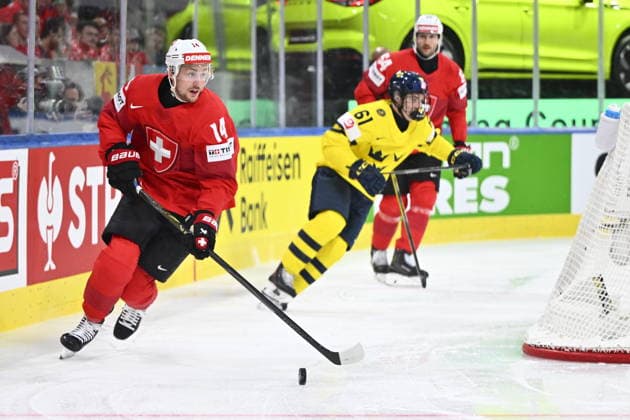 ZÜRICH, SCHWEIZ 20260528 Schweiz Dean Kukan (14) med pucken under torsdagens kvartsfinal i ishockey-VM mellan Schweiz och Sverige pa Swiss Life Arena i Zürich, Schweiz.