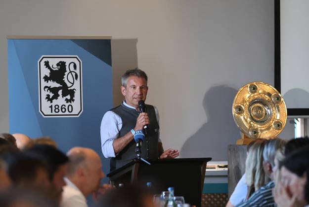 TSV 1860 München, Jubiläumsveranstaltung 60 Jahre Deutscher Meister, hier im Bild Gernot Mang, Präsident (TSV 1860 München) am Rednerpult bei seiner Ansprache, rechts die Meisterschale *** TSV 1860 Munich, anniversary event 60 years German champion, here in the picture Gernot Mang, President TSV 1860 Munich at the lectern during his speech, on the right the championship trophy
