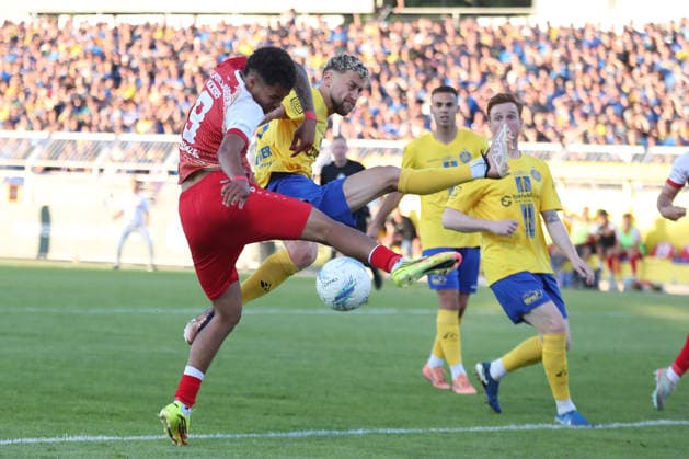 Relegationsspiel um Aufstieg in 3. Liga: 1. FC Lok Leipzig vs. Würzburger Kickers, 28.05.2026 David Grözinger (27, Lok Leipzig) verteidigt gegen Jermain Nischalke (9, Würzburger Kickers). Fußball, Regionalliga Nordost und Bayern, Saison 2025 2026, Hinspiel der Relegation um den Aufstieg in die 3. Liga: 1. FC Lok Leipzig vs. FC Würzburger Kickers am 28.05.2026 im Bruno-Plache-Stadion, Leipzig. DFL REGULATIONS PROHIBIT ANY USE OF PHOTOGRAPHS AS IMAGE SEQUENCES AND OR QUASI-VIDEO. Copyright: xBEAUTIFULxSPORTS JanxKaeferx