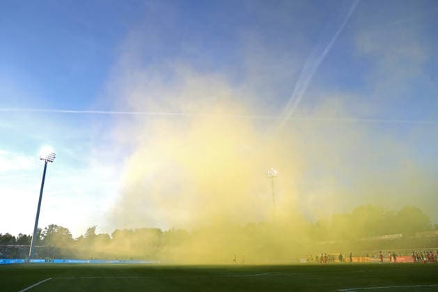 Relegationsspiel um Aufstieg in 3. Liga: 1. FC Lok Leipzig vs. Würzburger Kickers, 28.05.2026 Das Spielfeld ist in gelben Pyro-Nebel gehüllt. Fußball, Regionalliga Nordost und Bayern, Saison 2025 2026, Hinspiel der Relegation um den Aufstieg in die 3. Liga: 1. FC Lok Leipzig vs. FC Würzburger Kickers am 28.05.2026 im Bruno-Plache-Stadion, Leipzig. DFL REGULATIONS PROHIBIT ANY USE OF PHOTOGRAPHS AS IMAGE SEQUENCES AND OR QUASI-VIDEO. Copyright: xBEAUTIFULxSPORTS JanxKaeferx