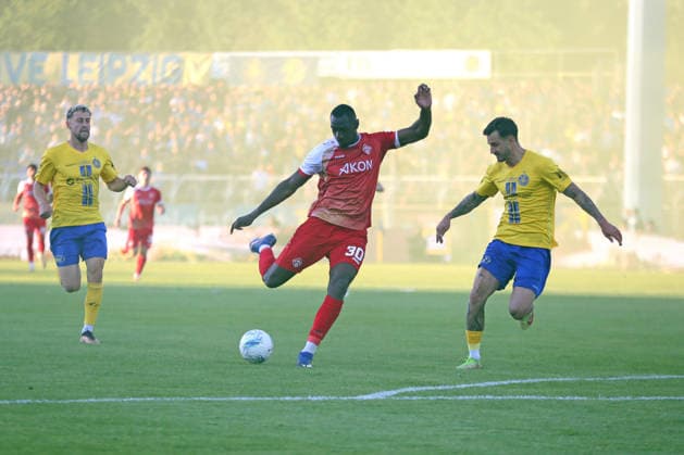 Relegationsspiel um Aufstieg in 3. Liga: 1. FC Lok Leipzig vs. Würzburger Kickers, 28.05.2026 Tarsis Bonga (30, Würzburger Kickers) holt im Nebel zum Schuss aus. Fußball, Regionalliga Nordost und Bayern, Saison 2025 2026, Hinspiel der Relegation um den Aufstieg in die 3. Liga: 1. FC Lok Leipzig vs. FC Würzburger Kickers am 28.05.2026 im Bruno-Plache-Stadion, Leipzig. DFL REGULATIONS PROHIBIT ANY USE OF PHOTOGRAPHS AS IMAGE SEQUENCES AND OR QUASI-VIDEO. Copyright: xBEAUTIFULxSPORTS JanxKaeferx