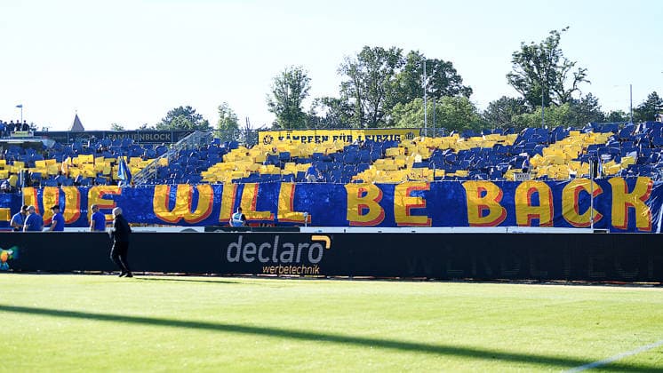 Fußball-Regionalliga Saison 2025 2026, Aufstiegsspiele zur 3. Liga, Hinspiel, 1. FC Lokomotive Leipzig gegen Würzburger Kickers (28.05.2026) Choreo der Lok-Fans >> We will be back << beim Spiel Lok Leipzig gegen Würzburg (28.05.2026) Leipzig Sachsen Deutschland Bruno-Plache-Stadion
